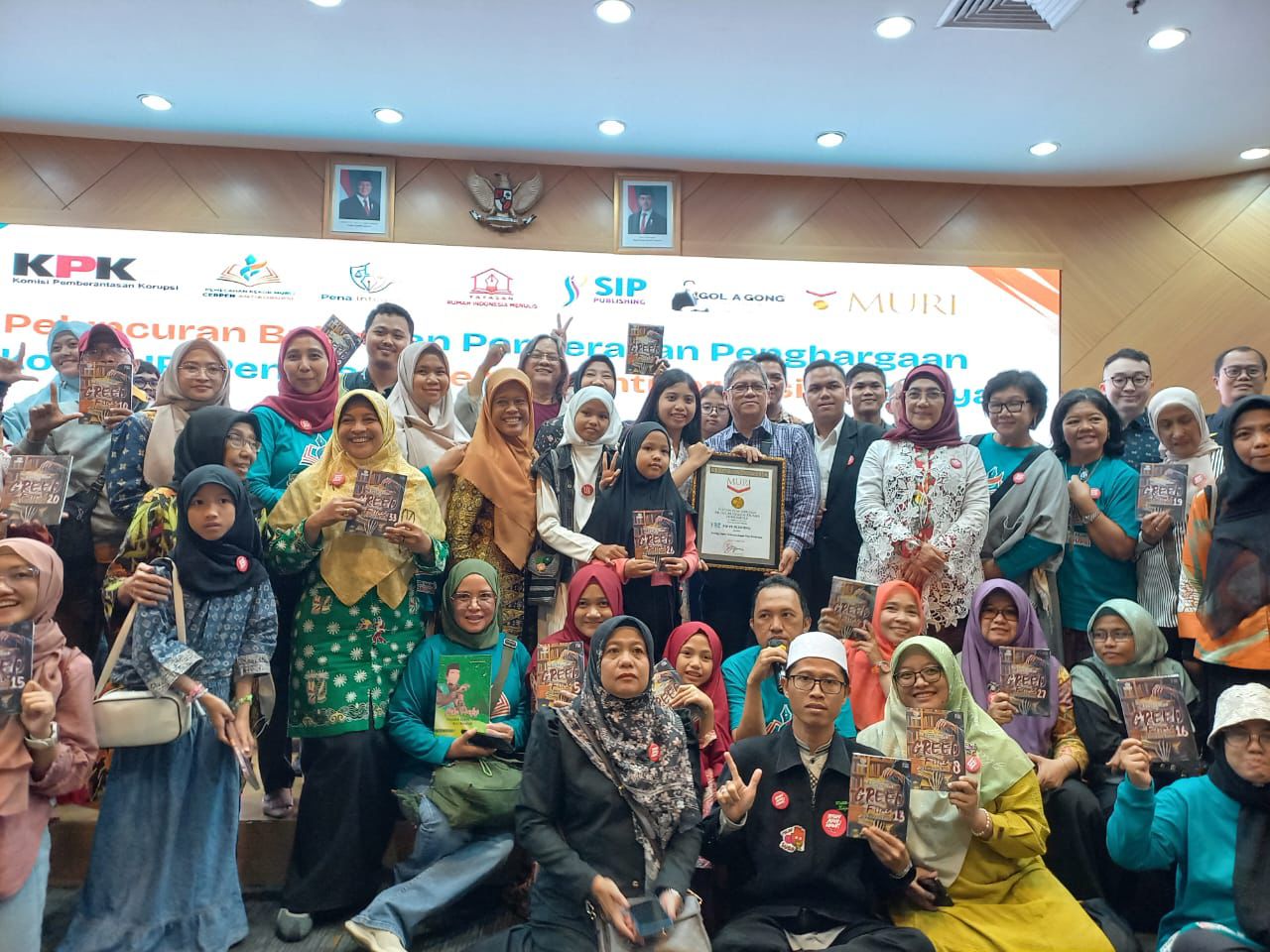 Henrikus Wawan Kurniawan Berkontribusi dalam Pemecahan Rekor MURI Antologi Cerpen Antikorupsi di KPK RI